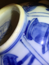 Une th&eacute;i&egrave;re couverte en porcelaine de Chine bleu et blanc, Kangxi