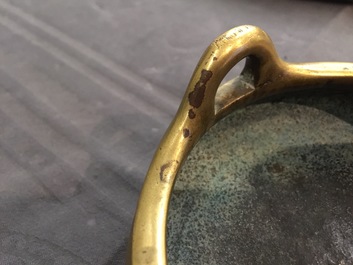 Een Chinese bronzen driepotige wierookbrander, Xuande merk, 18e eeuw