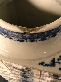 Een grote Chinese blauwwitte cong vaas met lotusdecor, 18/19e eeuw