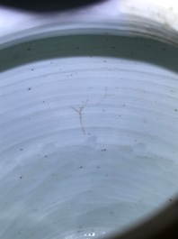 Une paire de pots en porcelaine de Chine bleu et blanc aux couvercles en bois, 18/19&egrave;me