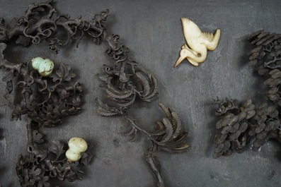 Un grand panneau en bois de zitan, jade et turquoise, encadr&eacute; et sur pi&egrave;tement en bois de hongmu, Qianlong