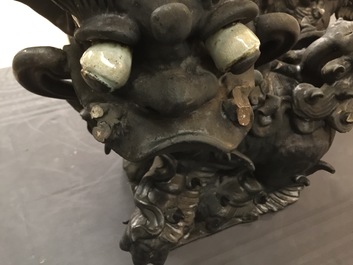 Twee Chinese zwart geglazuurde daktegels in de vorm van tempelleeuwen, 19e eeuw