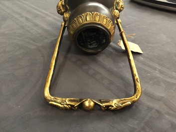 Un br&ucirc;le-parfum couvert en bronze partiellement dor&eacute;, Chine, marque de Kangxi, Qing