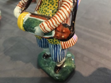 Een polychrome Delftse figuur van een draailierspeler, 18e eeuw