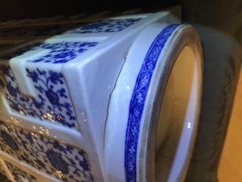 A large Chinese blue and white cong vase with lotus scrolls, 18/19th C.