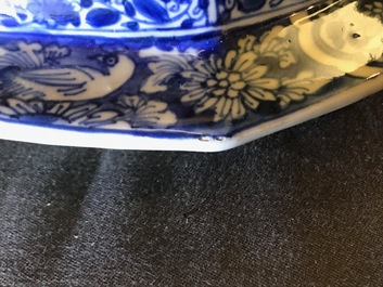 Een paar grote Chinese blauwwitte dekselvazen met floraal decor in vakverdeling, Kangxi