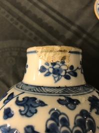 Une garniture de quatre vases en porcelaine de Chine bleu et blanc, Kangxi