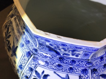 Une paire de grands vases couverts en porcelaine de Chine bleu et blanc, Kangxi