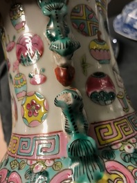 Quatre vases et un pot couvert en porcelaine de Chine famille rose, 19/20&egrave;me
