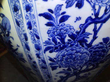 Een paar grote Chinese blauwwitte dekselvazen met floraal decor in vakverdeling, Kangxi