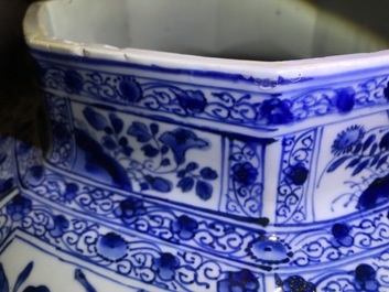 Une paire de grands vases couverts en porcelaine de Chine bleu et blanc, Kangxi