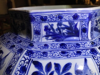 Een paar grote Chinese blauwwitte dekselvazen met floraal decor in vakverdeling, Kangxi