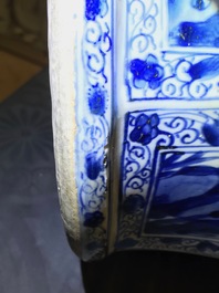 Une paire de grands vases couverts en porcelaine de Chine bleu et blanc, Kangxi