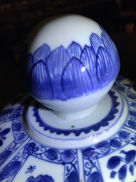 Une paire de grands vases couverts en porcelaine de Chine bleu et blanc, Kangxi