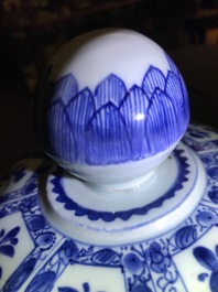 Une paire de grands vases couverts en porcelaine de Chine bleu et blanc, Kangxi