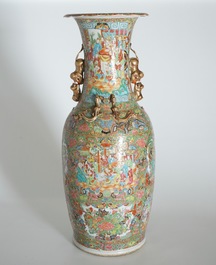 Un grand vase en porcelaine de Chine famille rose de Canton, 19&egrave;me