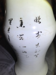 Cinq vases en porcelaine de Chine famille rose et bleu et blanc, 19/20&egrave;me
