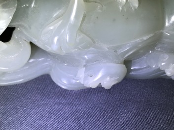 Een Chinese celadon jade groep met kraanvogels op fraaie houten basis, Qing