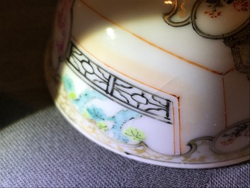 Une tasse et soucoupe &agrave; d&eacute;cor 'mandarin' et deux tasses en porcelaine de Chine famille rose, Yongzheng/Qianlong
