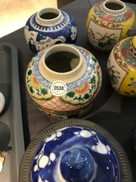 Huit vases en porcelaine de Chine bleu et blanc, famille rose et qianjiang cai, 19/20&egrave;me