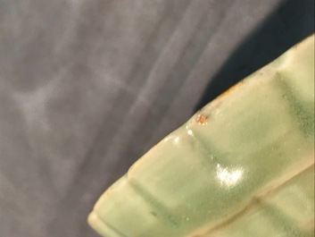 Een Chinese Longquan celadon kom in de vorm van een chrysant, Song of Ming