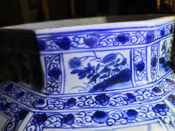 Une paire de grands vases couverts en porcelaine de Chine bleu et blanc, Kangxi