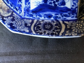 Une paire de grands vases couverts en porcelaine de Chine bleu et blanc, Kangxi