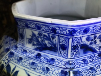 Une paire de grands vases couverts en porcelaine de Chine bleu et blanc, Kangxi