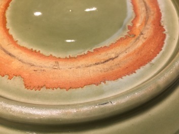 Un plat en porcelaine de Chine c&eacute;ladon de Longquan &agrave; d&eacute;cor incis&eacute;, Ming