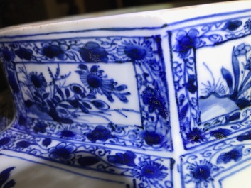 Een paar grote Chinese blauwwitte dekselvazen met floraal decor in vakverdeling, Kangxi