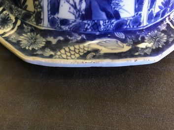 Une paire de grands vases couverts en porcelaine de Chine bleu et blanc, Kangxi