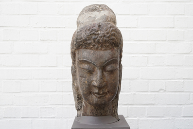 Een Chinees hoofd van Boeddha in kalksteen, noordelijke Wei Dynastie (386-535)