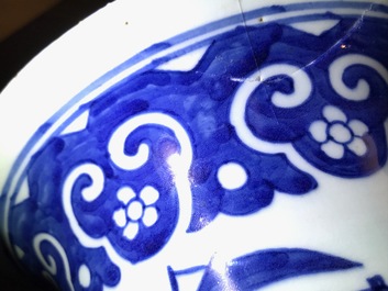 Een vijfdelig Chinees blauwwit kaststel met havenzichten, 19e eeuw