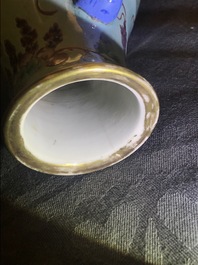 Une paire de vases de forme hu en porcelaine de Chine de style Dayazhai, 19/20&egrave;me