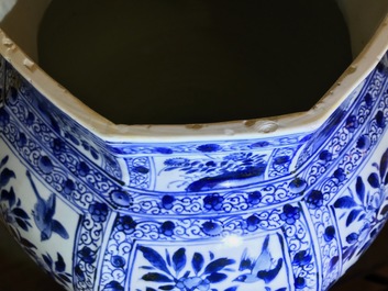 Une paire de grands vases couverts en porcelaine de Chine bleu et blanc, Kangxi