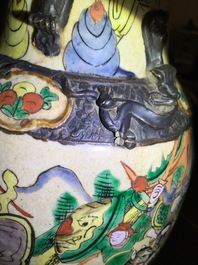 Trois vases en porcelaine de Chine famille rose dit &quot;de Nankin&quot;, 19&egrave;me