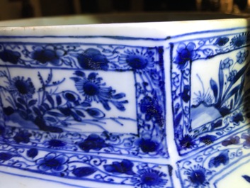 Een paar grote Chinese blauwwitte dekselvazen met floraal decor in vakverdeling, Kangxi