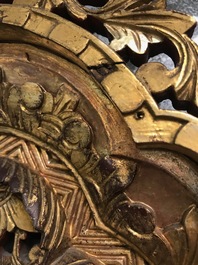 Een zeldzame Chinese spiegel met achterglasschildering en verguld hout, 2e helft 18e eeuw