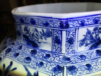 Een paar grote Chinese blauwwitte dekselvazen met floraal decor in vakverdeling, Kangxi