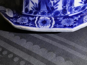 Une paire de grands vases couverts en porcelaine de Chine bleu et blanc, Kangxi