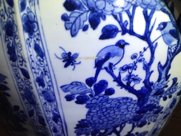 Een paar grote Chinese blauwwitte dekselvazen met floraal decor in vakverdeling, Kangxi