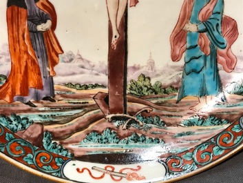 Une assiette en porcelaine de Chine famille rose &agrave; d&eacute;cor de la crucifixion, Qianlong