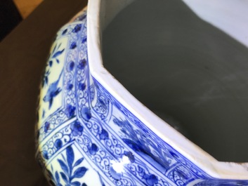 Une paire de grands vases couverts en porcelaine de Chine bleu et blanc, Kangxi