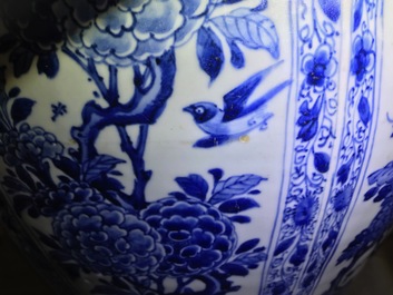 Une paire de grands vases couverts en porcelaine de Chine bleu et blanc, Kangxi