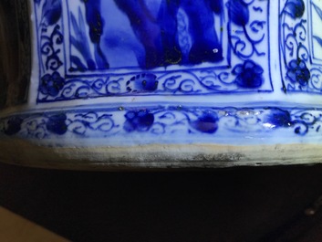 Une paire de grands vases couverts en porcelaine de Chine bleu et blanc, Kangxi