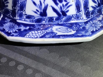 Une paire de grands vases couverts en porcelaine de Chine bleu et blanc, Kangxi