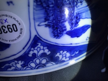 Trois grands bols en porcelaine de Chine bleu et blanc, Kangxi