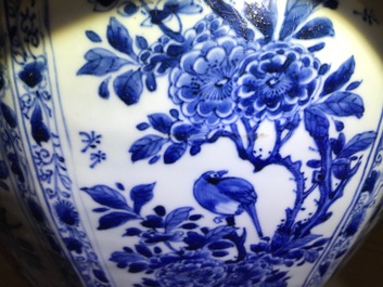Een paar grote Chinese blauwwitte dekselvazen met floraal decor in vakverdeling, Kangxi