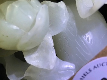 Een Chinese celadon jade groep met kraanvogels op fraaie houten basis, Qing