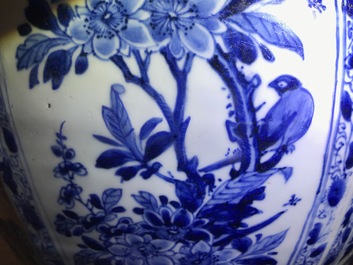 Une paire de grands vases couverts en porcelaine de Chine bleu et blanc, Kangxi